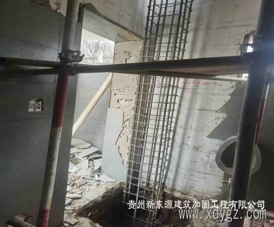 如何考虑轴心受压短柱与长柱长细比的影响？
