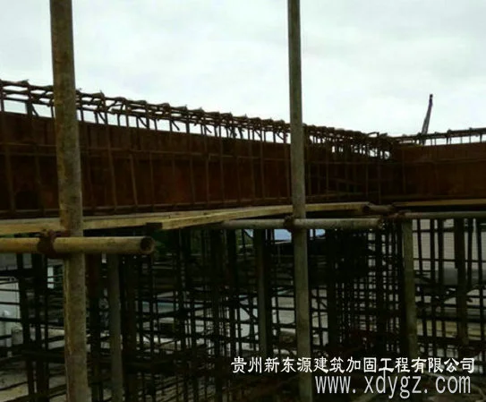 在建筑加层或改变布局时,如何确保原有结构的稳定性?